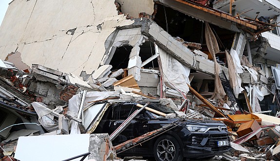 Halk, depremdeki kayıplardan hükümeti sorumlu tutuyor