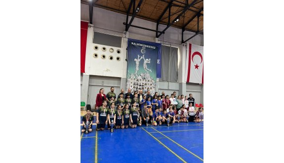 Kız ve erkekler badminton şampiyonu YDİ