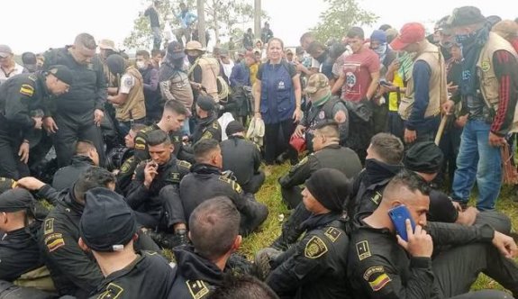 Kolombiya'da protesto düzenleyen köylüler 79 polisi zorla alıkoydu