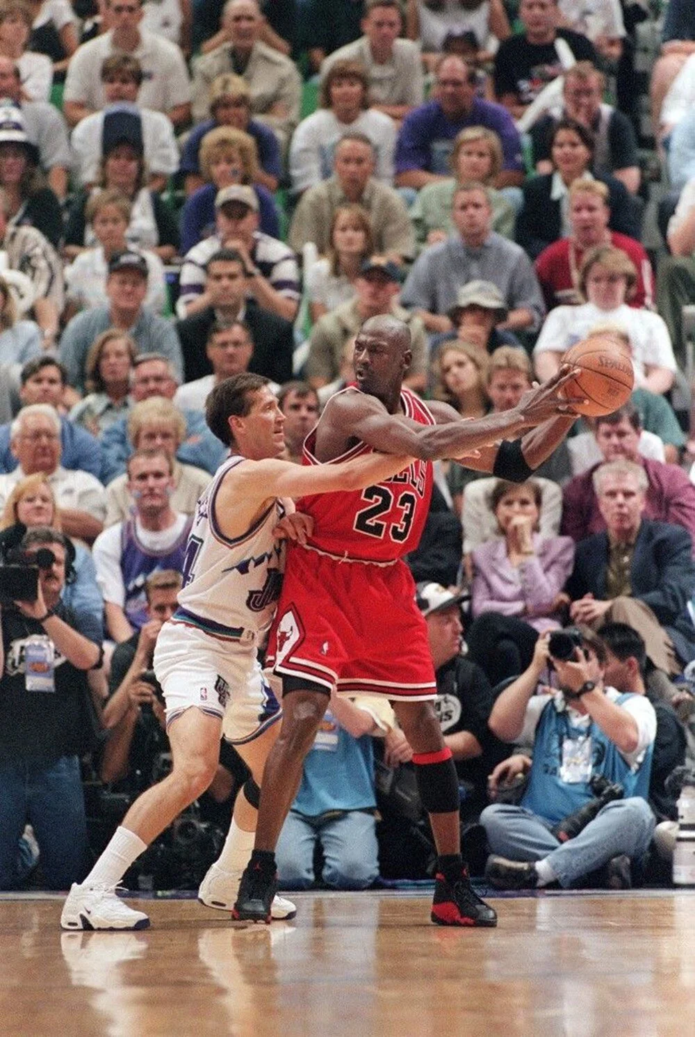 Michael Jordan'ın 1998 NBA finali ayakkabıları açık artırmada