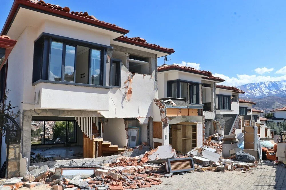 Milyonluk villalar depremde dağıldı