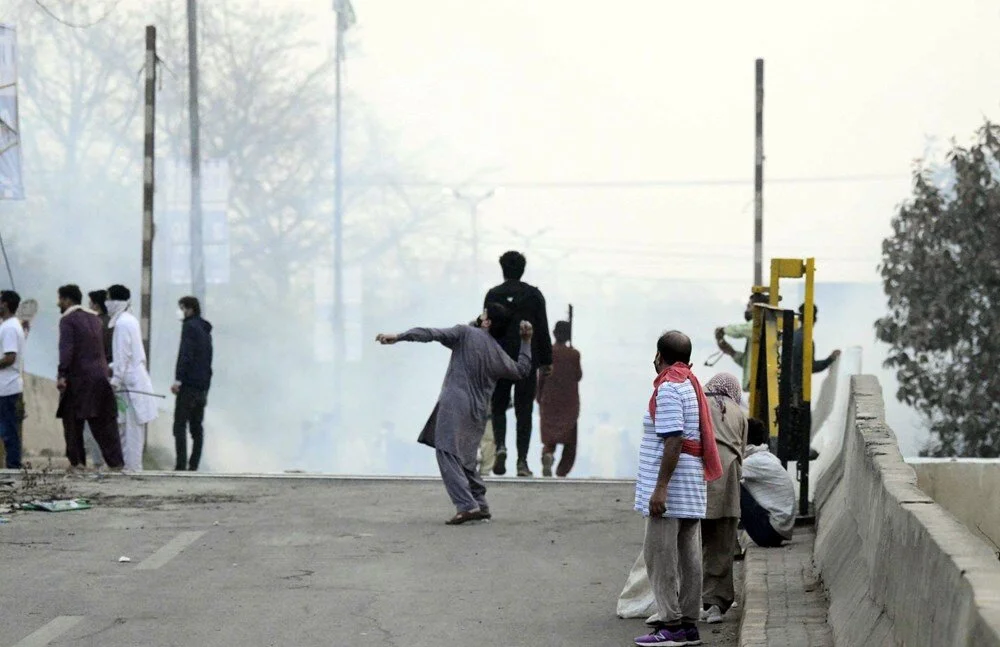 Pakistan'da çatışmalar sürüyor: İmran Han destekçileri polise engel oldu