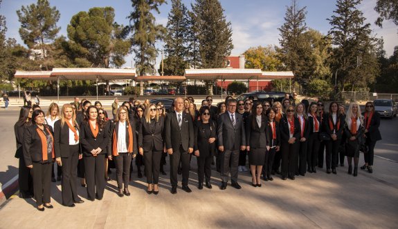 UBP Kadın Kolları, Başbakan Üstel ile birlikte Atatürk Anıtı ve Zübeyde Hanım Büstü’ne çelenk koydu