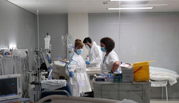 İspanya’da 800 bin kişi ameliyat için sıra bekliyor