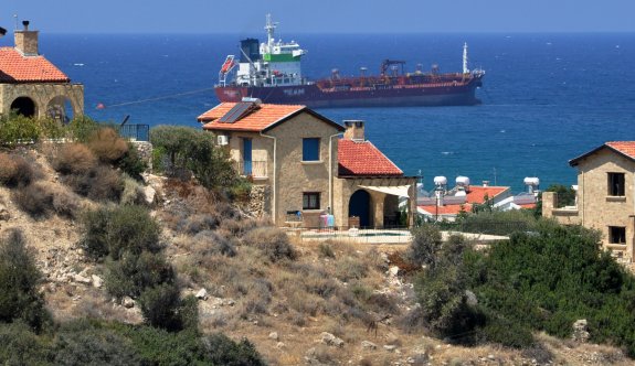 Karaoğlanoğlu ve Çatalköy sahilinde petrol olduğu düşünülen sızıntı tespit edildi
