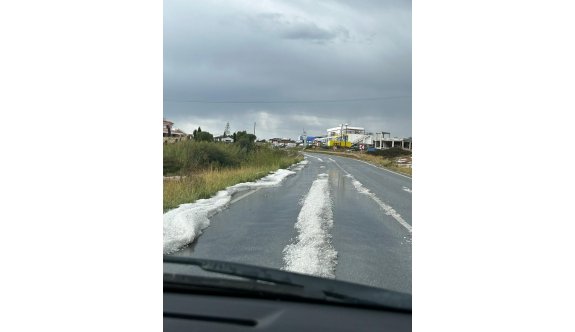 Polisten dolu yağışı nedeniyle kaygan yol uyarısı