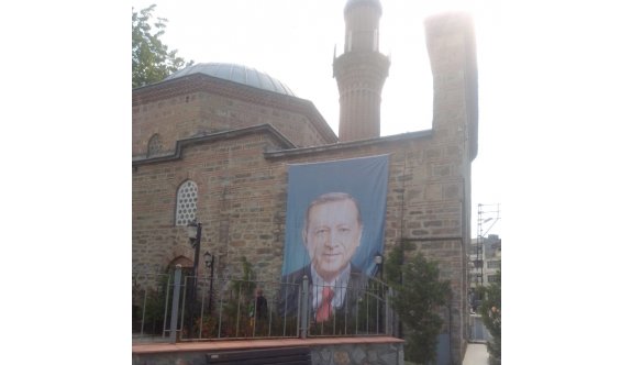Camiye Erdoğan posteri astılar