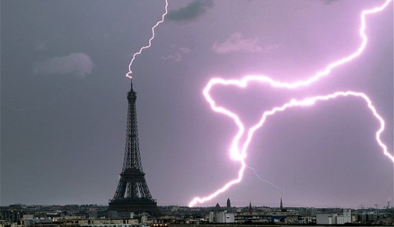 Fransa'da son 24 saatte 25 binden fazla yıldırım düştü