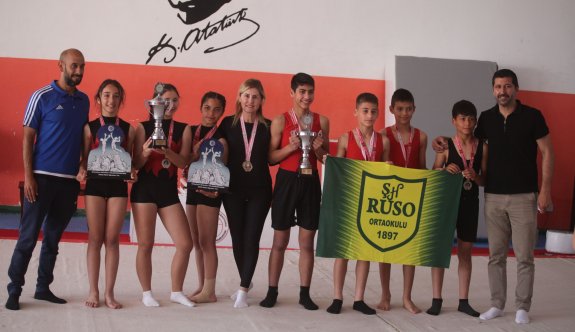 Ortaokullar Cimnastiğin değişmez şampiyonu Ruso Ortaokulu