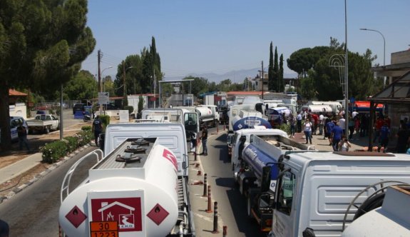 Güney Kıbrıs’taki akaryakıt istasyonu sahipleri Metehan Geçiş Kapısı’nı kapattı