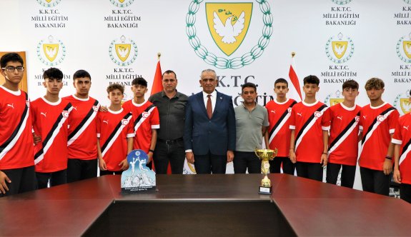Milli Eğitim Bakanı Çavuşoğlu, Türkiye şampiyonu atletleri kabul etti