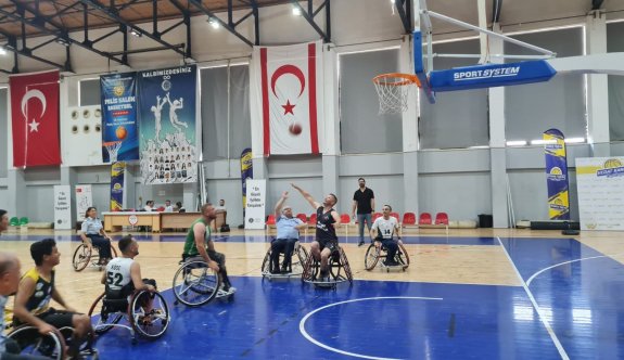 Polis Mensupları ile Vakıflar Tekerlekli Sandalye Basketbol Takımı empati maçı yaptı