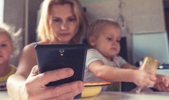 Iphone model cep telefonu almak için 8 aylık çocuklarını sattılar