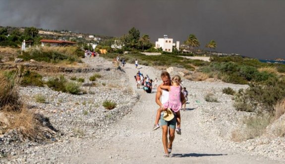 Rodos Adası'ndaki yangın sebebiyle dün gece 19 bin kişi tahliye edildi