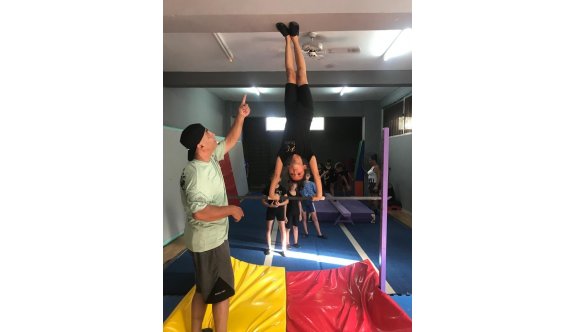 Cimnastikçiler “Tavana” çarparak hareket yapmaya çalışıyorlar