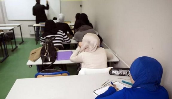 Fransa'da devlet okullarında abaya giyilmesi yasaklanıyor