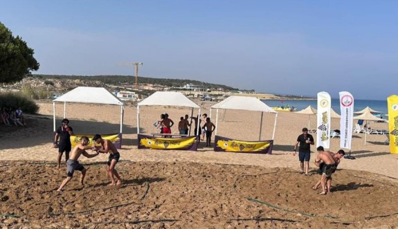 Güreşçiler Bafra Plajında kozlarını paylaştı