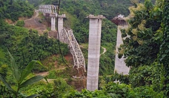 Hindistan'da inşaat halindeki demiryolu köprüsü çöktü: 17 ölü