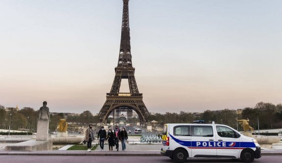 Paris'te Eyfel Kulesi'nden paraşütle atlayan kişi gözaltına alındı