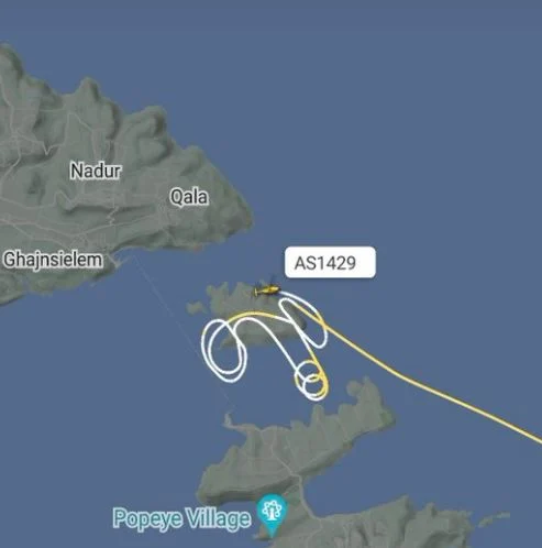Sinirlenen pilot, uçakla gökyüzüne penis çizdi