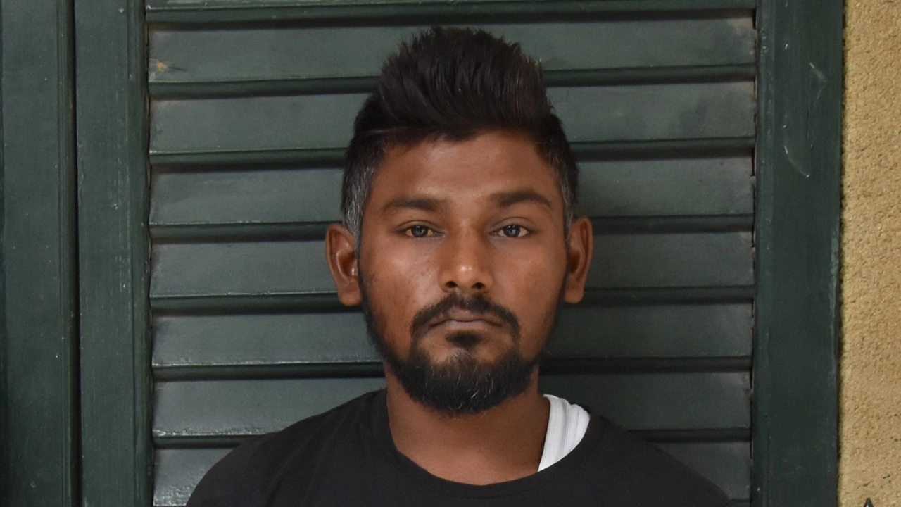Camı çerçeveyi aşağı indiren Sri Lankalı kaçak çıktı