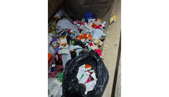 Lefkoşa’da dün akşam çöp konteynerinde bulunan kapağı kesik ilaçlar polise teslim edildi