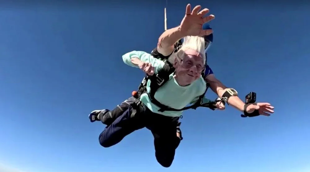 104 yaşındaki kadın skydive (hava dalışı) yapan en yaşlı kişi oldu