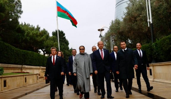 Cumhurbaşkanı Tatar, Umummilli Lider Haydar Aliyev’in Anıt Mezarını ziyaret etti