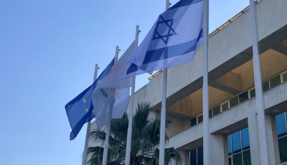 Rum Dışişleri Bakanlığına İsrail bayrağı