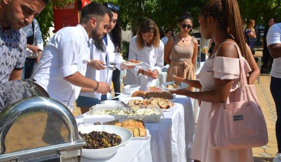 YDÜ'de “Kültürel Yemek Etkinliği” ile Kıbrıs’a özgü yöresel lezzetler öğrencilere ikram edildi