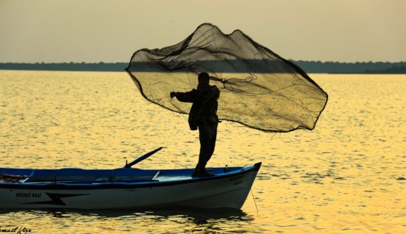 İzinsiz ağ atarak balık avlayan kişiye para cezası kesildi