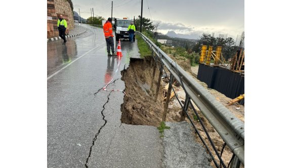 Aşırı yağışlar nedeniyle Esentepe’de yol çöktü