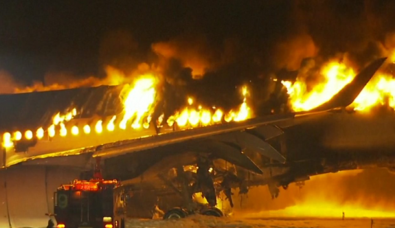 Japonya’nın başkenti Tokyo’da yolcu uçağı yandı