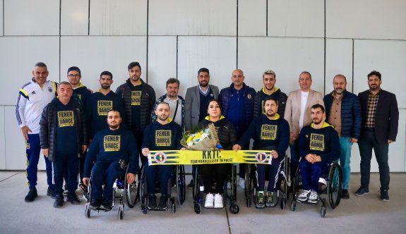 KKTC Fenerbahçeliler Derneği, Tekerlekli Sandalye Basketbol Takımı’nı çiçeklerle karşıladı