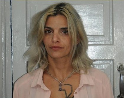 Rum polisi 34 yaşındaki bir kadını silah ve patlayıcıdan arıyor
