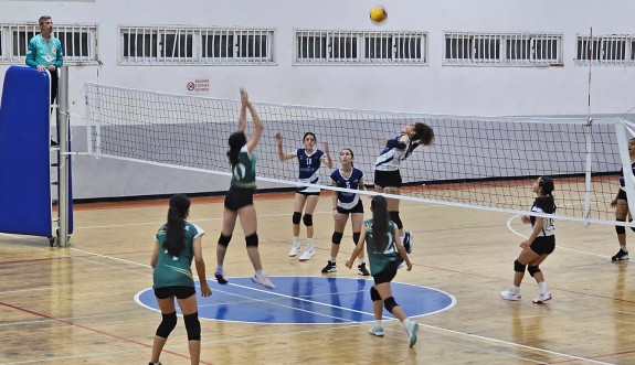 Voleybol U16 Kızlarda finalin adı GMBÇS-DAÜ