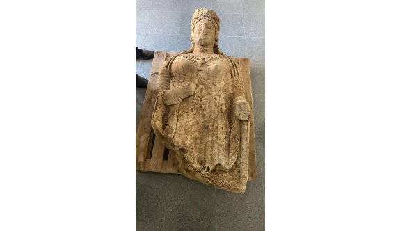 Ağıldan 2 bin 500 yıllık "tanrıça" heykeli çıktı