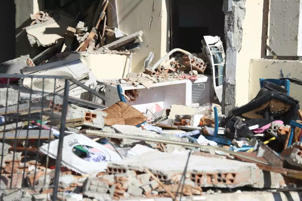 Engomi’de üç katlı bir binada patlama: 2 yaralı