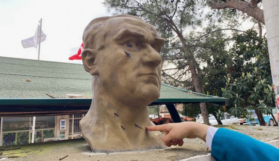 Atatürk büstüne baltalı saldırı
