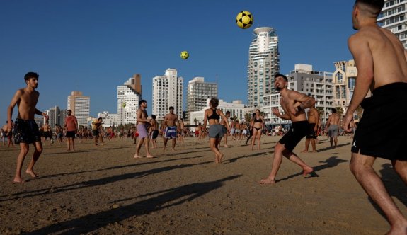 Gazze'de sefalet, İsrail'de eğlence