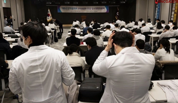 Güney Kore'de yaklaşık 5 bin stajyer doktora "lisanslarının askıya alınacağı" uyarısı gönderildi
