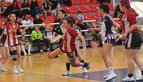Hentbol Federasyon Kupası finalistleri UKÜ ve Esentepe