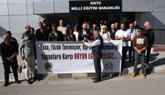 KTÖS ve KTOEÖS, öğretmene maaş kesintisini önünde protesto etti