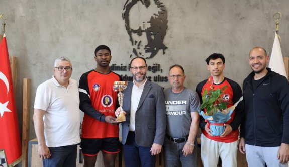 Gençler Birliği'nden Başkan Sadıkoğlu'na şampiyonluk ziyareti