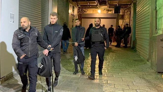 İsrail, Mescid-i Aksa'da sabah namazı kılan 16 kişiyi gözaltına aldı