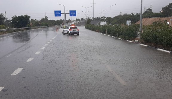 Yağışlar nedeniyle kapatılan yollar trafiğe açıldı