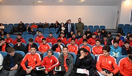 Gönyeli Futbol Akademisi futbolcularına yönelik sağlıklı beslenme eğitimleri verildi