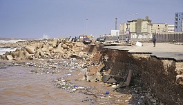 Libya'da selin ikiye böldüğü Derne'de geçici köprü inşa ediliyor