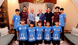 Tatar, Hala Sultan İlahiyat Koleji Ortaokul Erkek Hentbol takımını kabul etti
