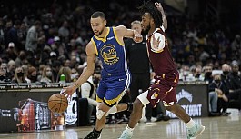 Curry rekorunu geliştirdi, Warriors kazandı